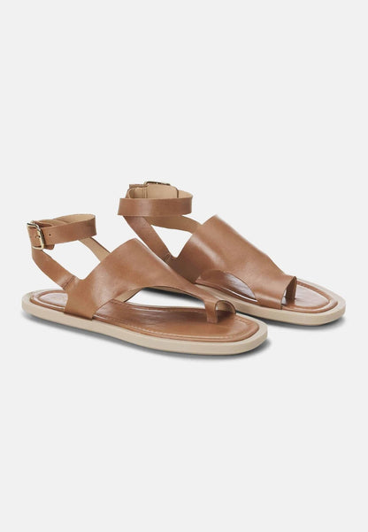 Paineira Caramel Leather Toe-Ring Flat Sandals